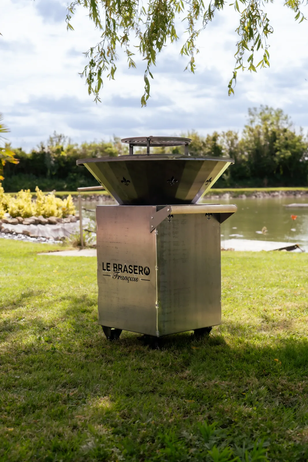 Brasero 80 cm en acier corten, plancha centrale et foyer périphérique