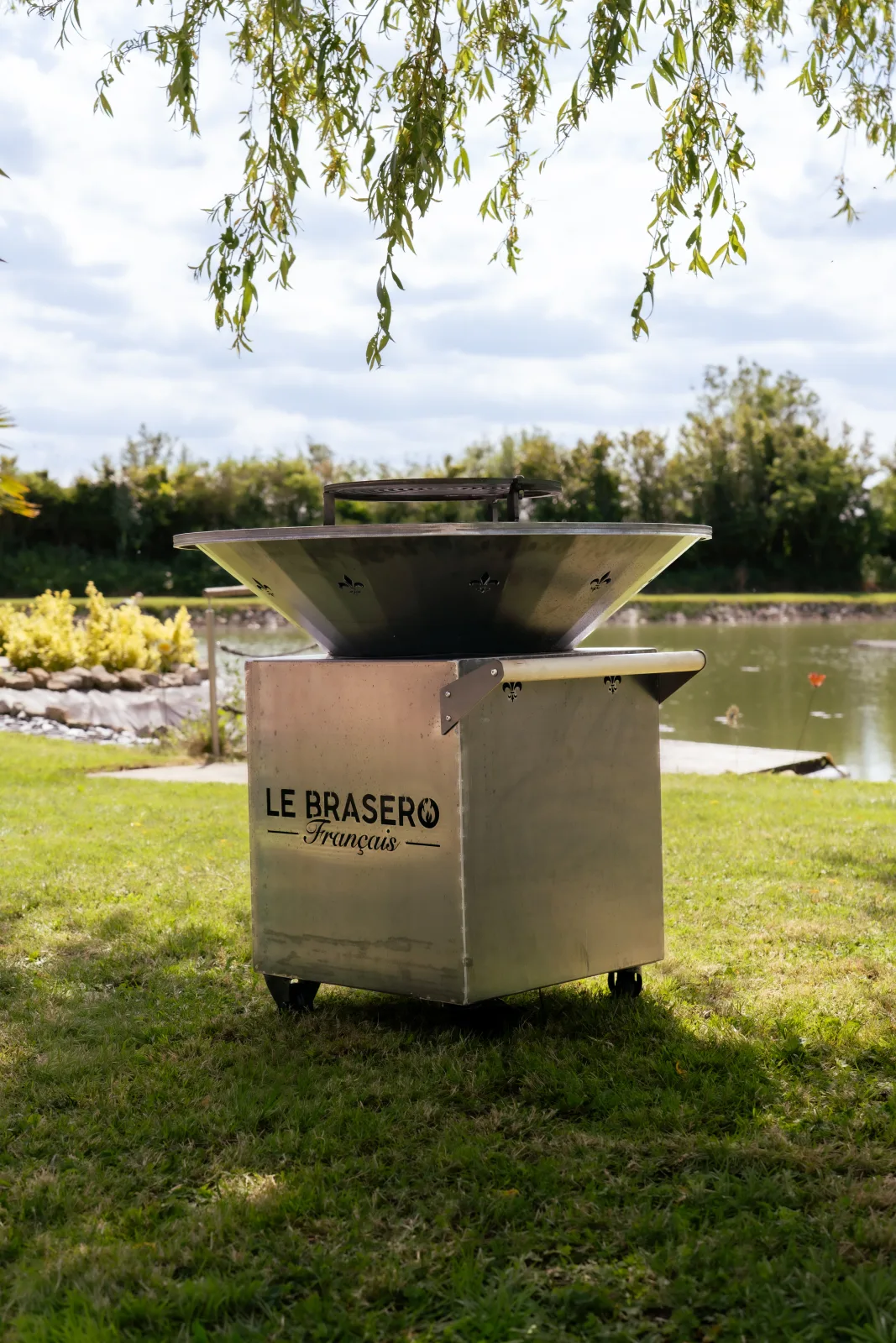 Brasero 100 cm en acier corten, vue d’ensemble de la plancha et du foyer